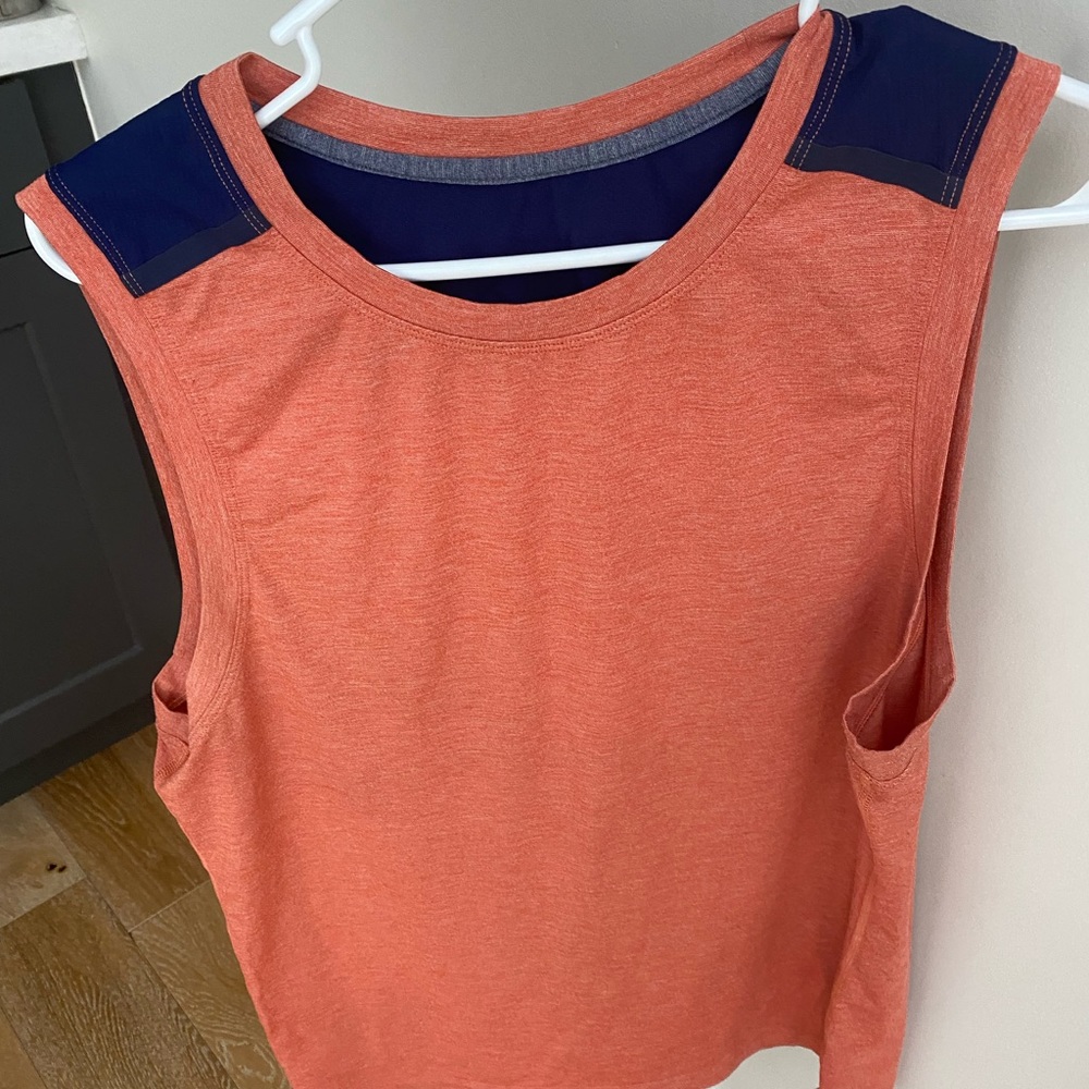 Lululemon work out shirt. Good condition